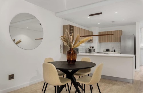 Flora Park Apartamento | Modern Greenpoint Getaway