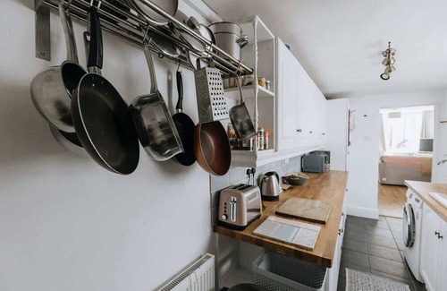 Newland Near Ulverston Casa | Cosy Ulverston Cottage with Log Burner & Garden