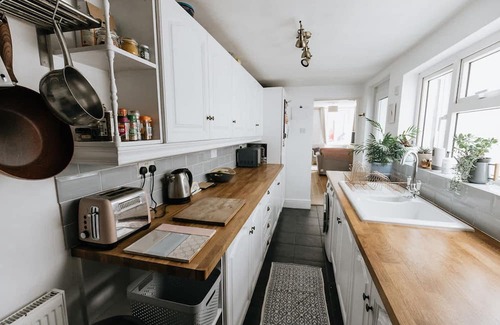 Newland Near Ulverston Casa | Cosy Ulverston Cottage with Log Burner & Garden