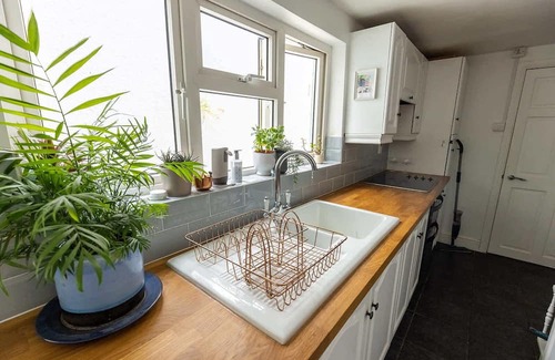 Newland Near Ulverston Casa | Cosy Ulverston Cottage with Log Burner & Garden