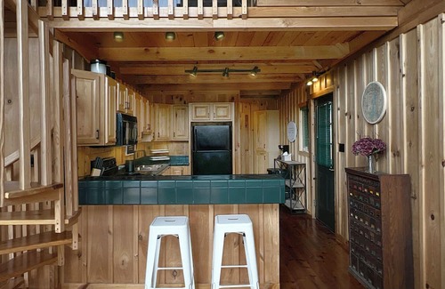 Six Mile Chalet De Esquí | THREE-LEVEL LAKEFRONT DESIGNER CHALET: ONLY 9 MILES FROM CLEMSON! Wi-Fi/AC
