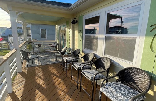 Colington Casa | "Semi-soundfront beach cottage with beautiful water views and pool access!