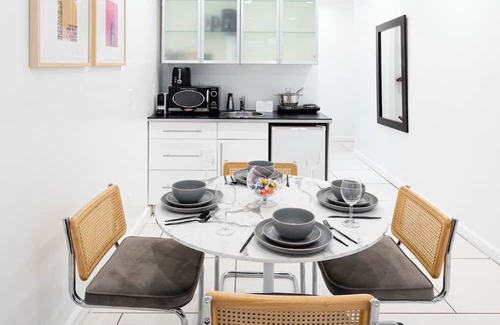 Midtown East Apartamento | Chic Midtown Studio with Patio #203