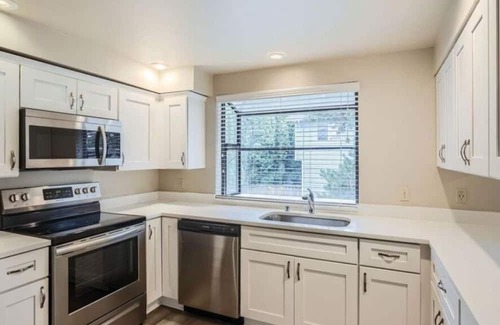 Federal Way Casa | A beautiful private bedroom in a peaceful neighborhood in Federal Way- Twin-lake
