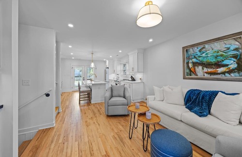 Isle of Palms Casa | Renovated, Modern Beach Get-Away w/Private Pool! Easy Walk to Beach!