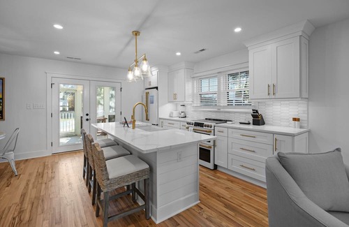 Isle of Palms Casa | Renovated, Modern Beach Get-Away w/Private Pool! Easy Walk to Beach!