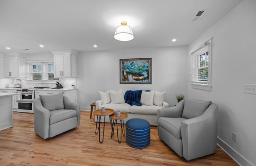 Isle of Palms Casa | Renovated, Modern Beach Get-Away w/Private Pool! Easy Walk to Beach!