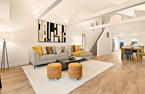 Downtown Apartamento | Central and Lux 2BR Suite with Den and BBQ Sleeps 6