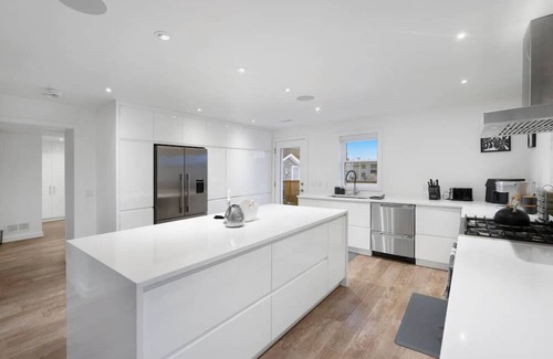 Downtown Apartamento | Central and Lux 2BR Suite with Den and BBQ Sleeps 6