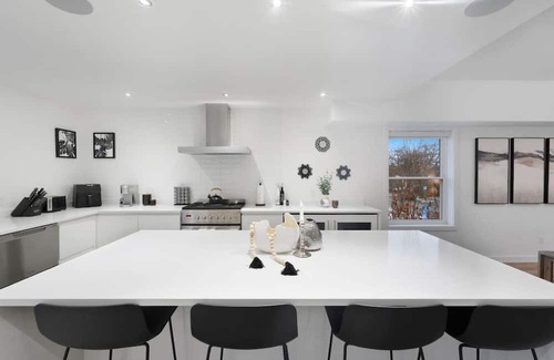 Downtown Apartamento | Central and Lux 2BR Suite with Den and BBQ Sleeps 6