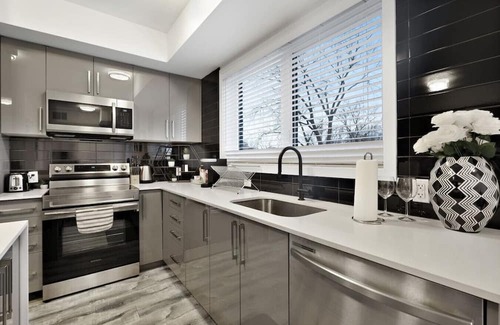 Niagara Falls Apartamento | Stylish 2BR Suite Located 7 Mins From the Falls and Sleeps 6 guests