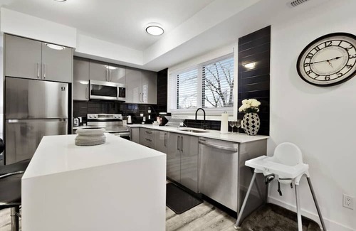 Niagara Falls Apartamento | Stylish 2BR Suite Located 7 Mins From the Falls and Sleeps 6 guests