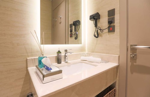 Al-Nakheel Apartamento | Relax in this quiet and elegant place, a beautiful sunset in Al Nakhil walkway.