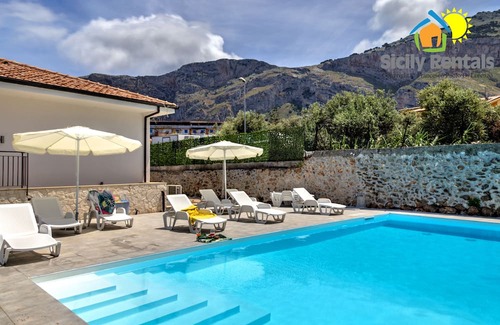 Capaci Apartamento | Maiolica Apartment - Apartment with pool near the sea