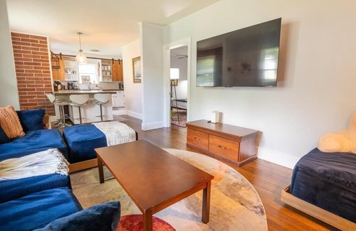 North Charleston Casa | Holmes Manor: 4br + Pool Table + Screen Porch!