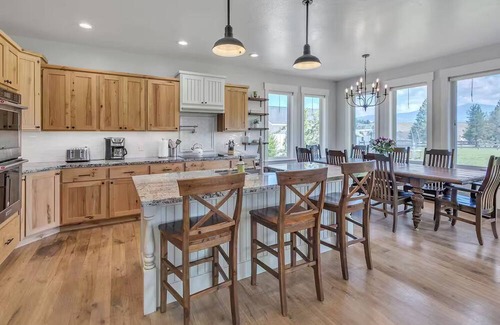 Corvallis Otro | Modern Farmhouse Three Bears Getaway