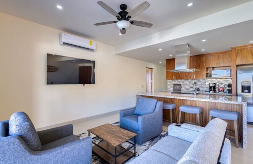 Libertad Apartamento | New 3 BD Condo with Pool & Gym