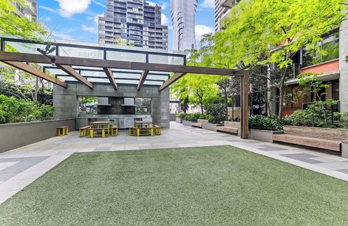 Melbourne Central Business District Apartamento | Cozy 2BR | amazing views + pool & gym (accommodates 6 people)