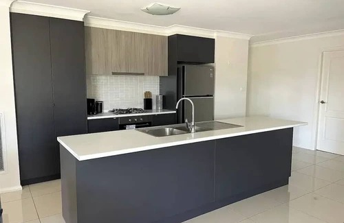 Lloyd Apartamento | Welcome to our stylish 3BR villa, perfect for a city escape.