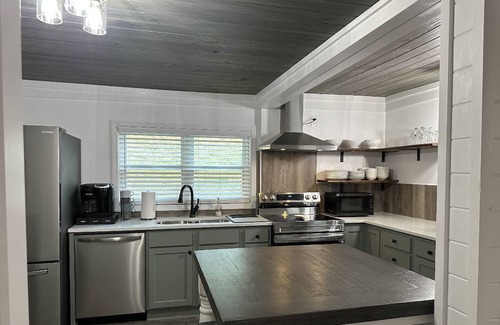 Lookout Valley Neighborhood Association Casa | New - Private pond stocked with fish - game room - fireplace - 2 acres to explore