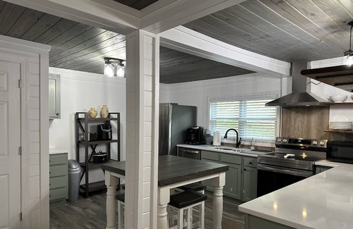 Lookout Valley Neighborhood Association Casa | New - Private pond stocked with fish - game room - fireplace - 2 acres to explore