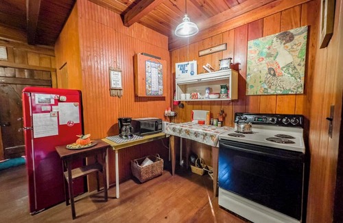 Fairview Cabina | Charming, private, 1952 log cabin in the country 4 miles from Fairview.