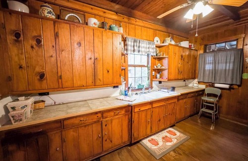 Fairview Cabina | Charming, private, 1952 log cabin in the country 4 miles from Fairview.
