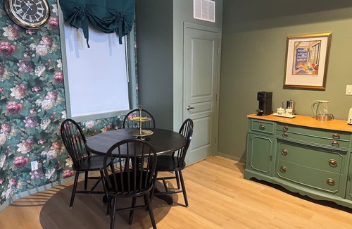 North Central Edmonton Apartamento | The Novel Nook in the Brewery District close to Downtown