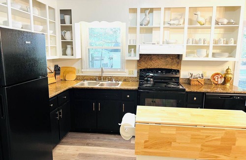 Buies Creek Casa | The Oasis. Cozy 3-bed house 1 mile to Campbell University. WiFi