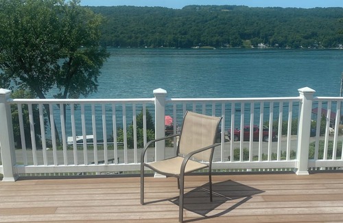 Dundee Casa | Spacious 5-bedroom lake house with gorgeous views of the la
