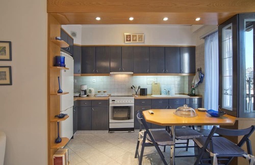 Dafni Apartamento | Blue Nest Elegant Reno Fully Equipt Apt near Metro