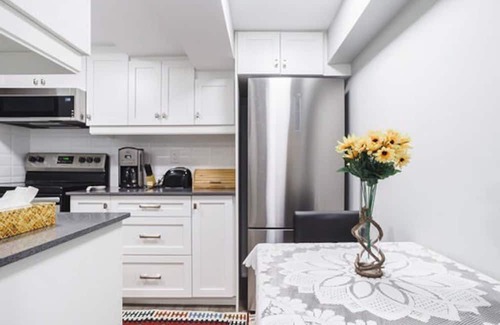 Rockcliffe - Smythe Casa | Cozy Toronto Private Apartment