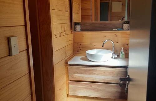 Pokura Pa Casa | The 8 Point Inn , water views quiet pet friendly cottage