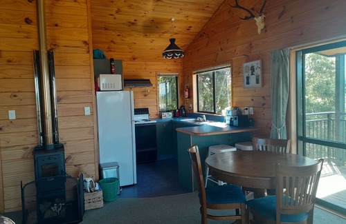 Pokura Pa Casa | The 8 Point Inn , water views quiet pet friendly cottage