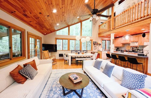 Franklin Chalet De Esquí | Native Gem Mountain Chalet with Views Near Smoky Mountains, Trails & Waterfalls