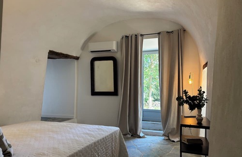 Murato Cama Y Desayuno | Suite with garden and pool