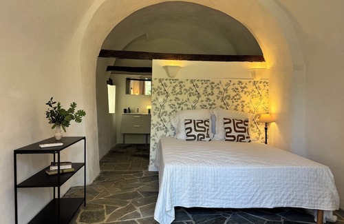 Murato Cama Y Desayuno | Suite with garden and pool