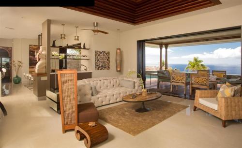 Lahaina Casa | Ultimate Family Escape: Private Residence with Infinity Pool Jacuzzi WiFi Outdoor Shower Gourmet Kitchen