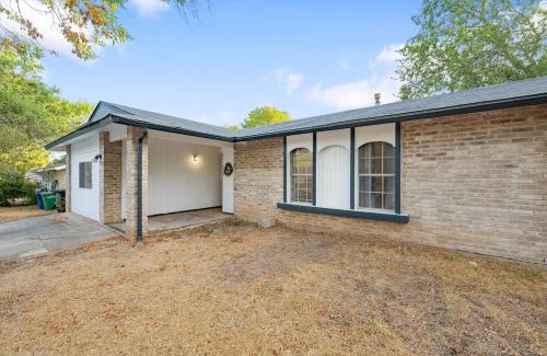 Hill Country Casa | Perfect Group Getaway BR Central Location