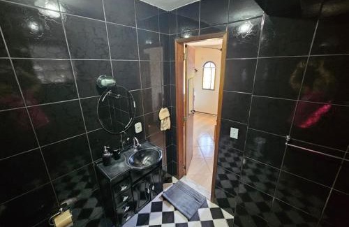 Quitandinha Casa | Suíte privativativa entrada independente com garagem