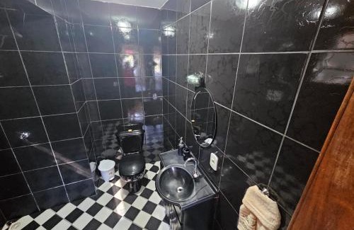 Quitandinha Casa | Suíte privativativa entrada independente com garagem