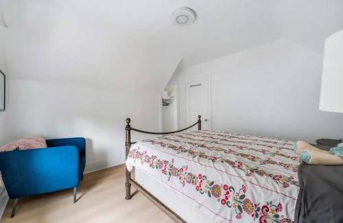 Dunbar Casa | cozy two bedroom in upper floor in vancouver west