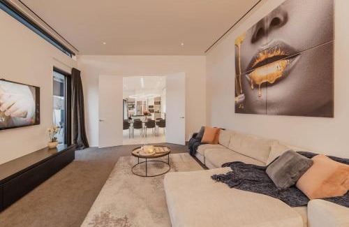 Fendalton Casa | How the 1percent Live - Waiwetu St Sleeps 15