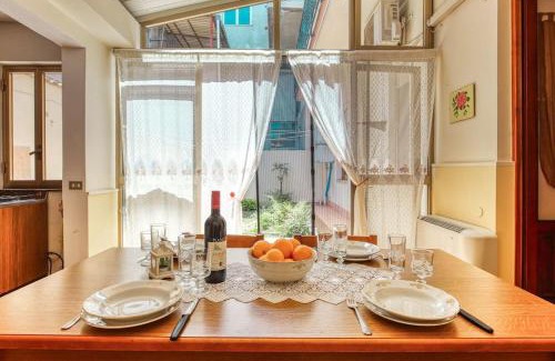 San Filippo del Mela Apartamento | Milazzo Apartment with additional shower in Garden