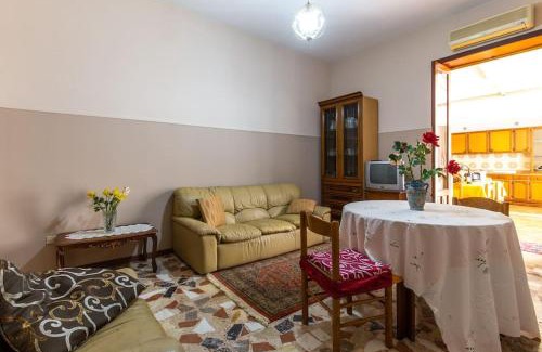 San Filippo del Mela Apartamento | Milazzo Apartment with additional shower in Garden