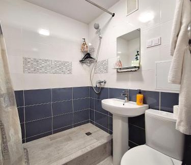 Svitlogirske Apartamento | Двокімнатна квартира навпроти Театру Гоголя у центрі Полтави Мережа AlexApartments Документи для відряджень Безконтактне заселення цілодобово