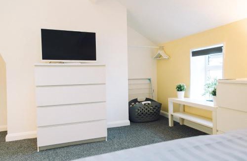 Barrow-in-Furness Casa | Sandys Contractor Rooms, Your Home Away From Home