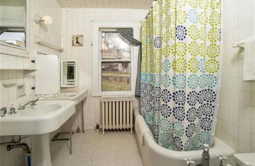 White Plains Casa | Balcony Room At Cozy Homeva