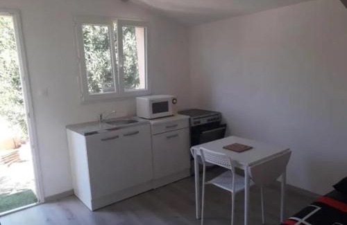 Saint-Zacharie Apartamento | Charmant appartement a Saint Zacharie 26 m² jardin prive