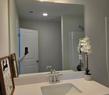 Clarkdale Casa | Queen room with private bath and wifi Room One